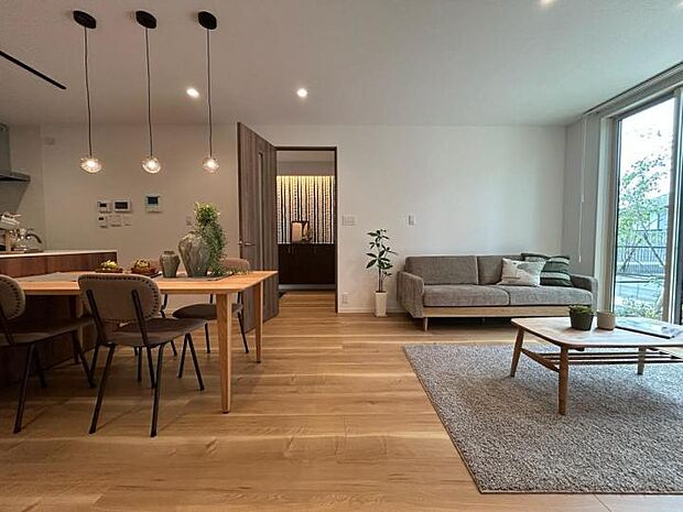 【リビングダイニング【2号地】（2025年8月撮影）】アイランドキッチンに隣接した、明るくオープンな集いの場