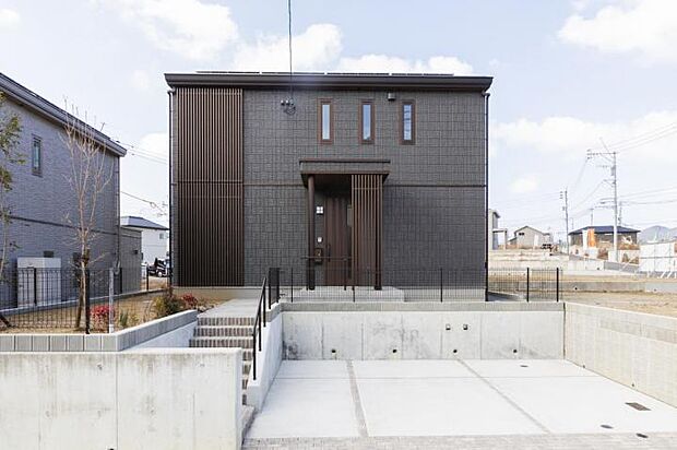 【外観【8号地】（2026年2月撮影）】重厚感のある、スタイリッシュなジオマイト外壁が高級感を演出します