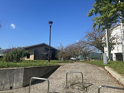 基山町立図書館 650m(-)