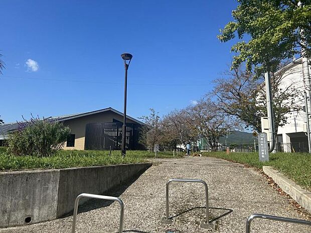 基山町立図書館（約650m）
