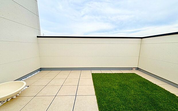 奥行きのある広々ルーフバルコニー。テーブルを置けるのでちょっとしたカフェタイムや小さなお子様用のプールなどはいかがですか。