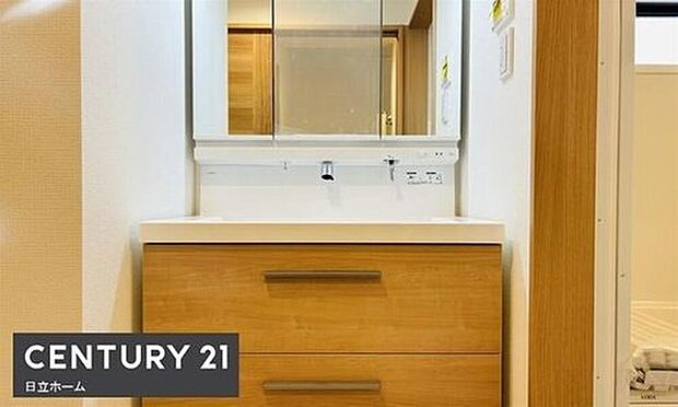 同工務店施工事例【洗面化粧台】両サイドにはタオル・メイク小物が並べられ、ドレッサー感覚で使えます。水栓まわりは一段低く、濡れても大丈夫な洗面小物が置けます。