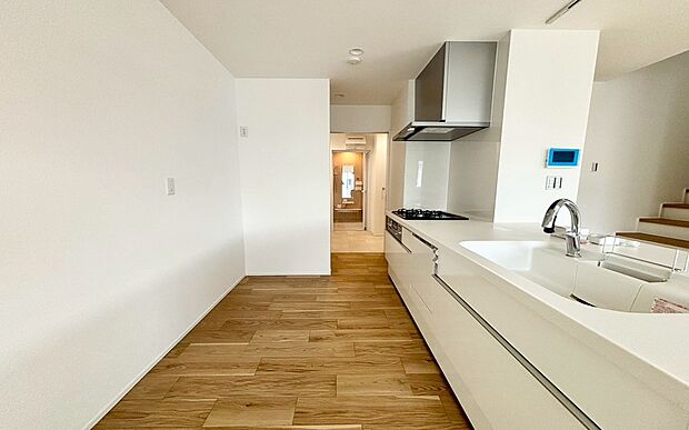 【キッチン】ビルトイン食洗器、三口ガスコンロ、魚焼きグリル、カートリッジ浄水機付きシステムキッチン。調理スペースの幅も広いので、お料理が楽しくなるのではないでしょうか。