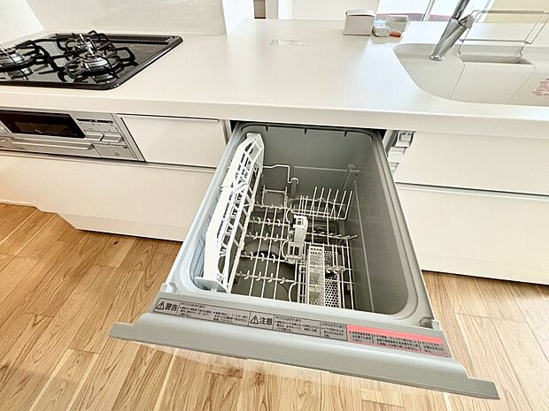 【食洗機】腰をかがめることなく食器の出し入れが出来るプルオープン式。４～５人用分約４０点の食器が収容可能。ソフト排気機能で小さなお子様にも安心です。