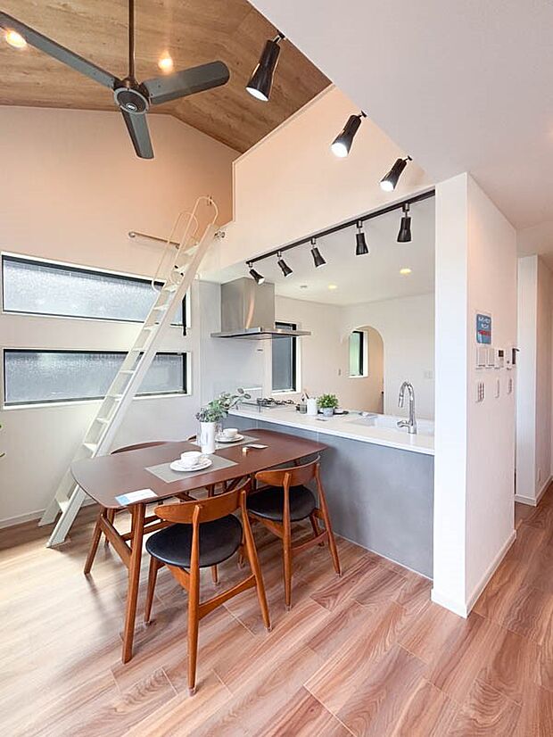 家事をしながらもリビングが見渡せる対面キッチンは、忙しい奥様に嬉しいカタチ。お料理もお子様や旦那様と会話をしながら楽しく作れそう。