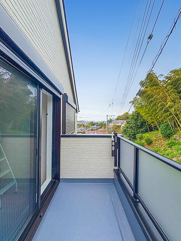 気持ちのいい空が見渡せる広いバルコニー。