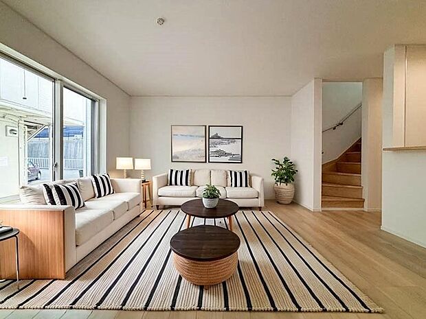 家族みんなが集まるリビング。やさしい色合いのフローリングと白いクロスの明るい空間はきっと家族の心も穏やかに癒してくれます。