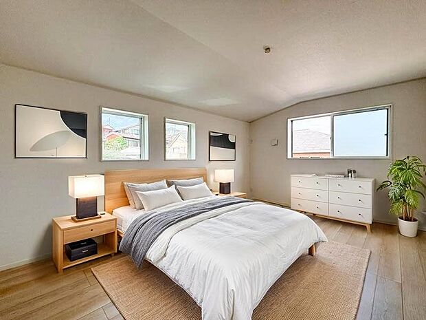  2面採光で光を集めるお部屋はゆっくりと落ち着く空間です。クローゼットもございますので、収納家具を新たに揃える準備も省け、なにより居住空間を広く使えるので快適です。  