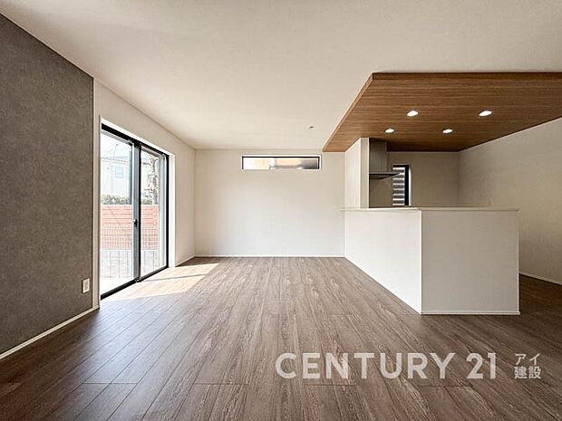 家族みんなが集まるリビング。やさしい色合いのフローリングと白いクロスの明るい空間はきっと家族の心も穏やかに癒してくれます。