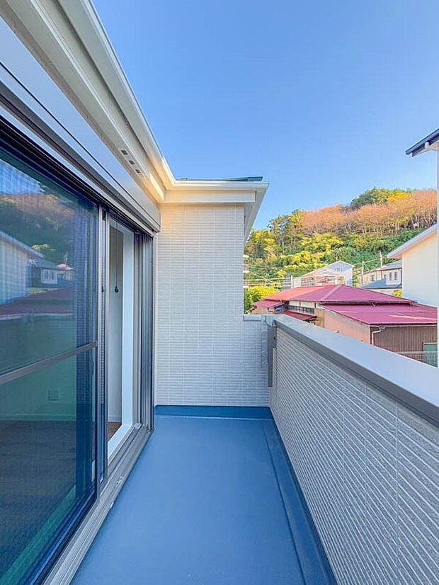 気持ちのいい空が見渡せる広いバルコニー。