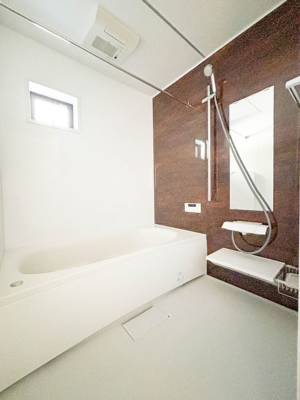 【浴室】上質が感じられるカラーリングで、清潔な空間美を実現。一日の疲れが癒される優雅なバスタイムを堪能できるゆとりあるバスルームです。