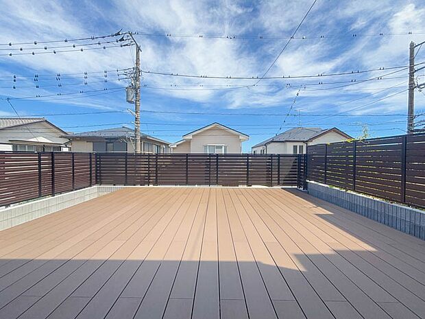 【庭】20帖オーバーのインパクトあるウッドデッキを設置。多目的に楽しめるプライベートな空間。