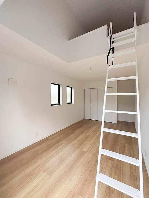 【リビング以外の居室】収納もしっかりした洋室は生活にゆとりを与えます。