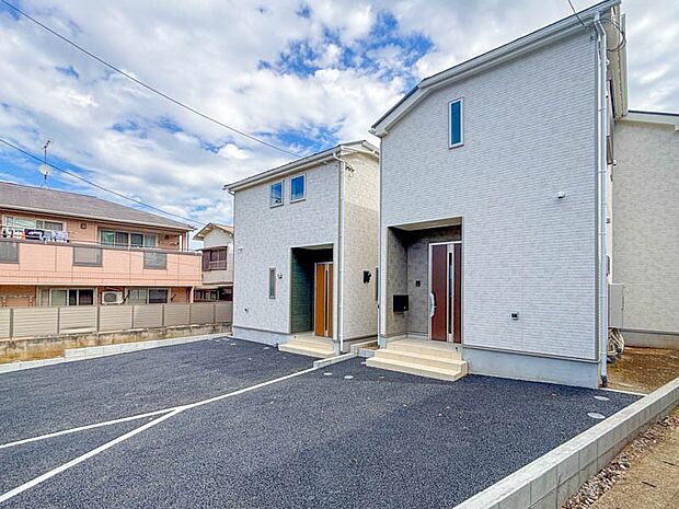 【現地外観写真】ふりそそぐ陽射しと開放的な空間形成。青空を背景に更なる美しさを醸す佇まい。