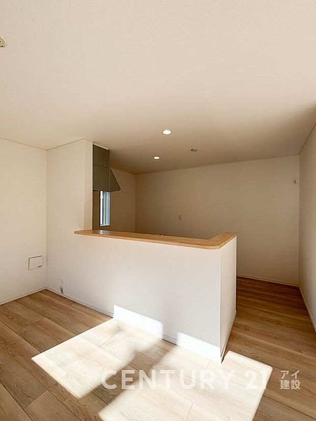 【キッチン】家事をしながらもリビングが見渡せる対面キッチンは、忙しい奥様に嬉しいカタチ。お料理もお子様や旦那様と会話をしながら楽しく作れそう。