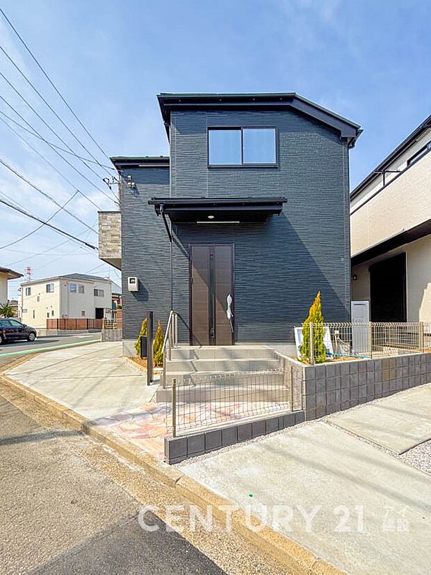 【現地外観写真】ふりそそぐ陽射しと開放的な空間形成。青空を背景に更なる美しさを醸す佇まい。