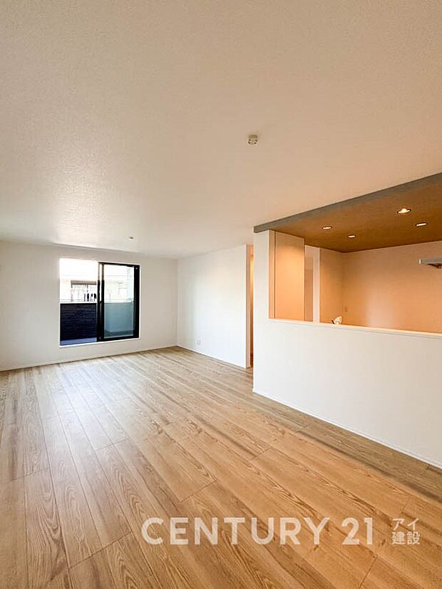 【リビング】子供の笑い声やママとパパの楽しい会話、料理をする音や、テレビの音など当たり前の生活が送ることができる幸せ。そんな幸せをこの家で作り上げてみてはいかがですか。