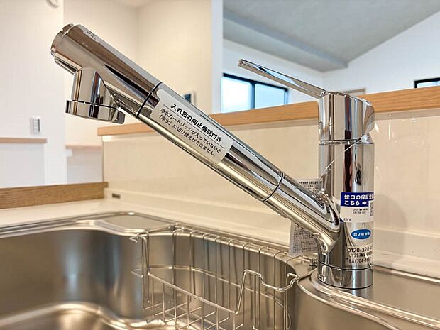 【浄水器一体型水栓】～浄水器一体型水栓～  蛇口をひねるだけできれいな水を利用できるビルトインタイプ。据え置き型と異なりシンク上には水栓しかないので、雑多になりがちなシンクまわりをすっきり使えます。