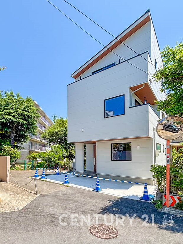 【現地外観写真】ふりそそぐ陽射しと開放的な空間形成。青空を背景に更なる美しさを醸す佇まい。