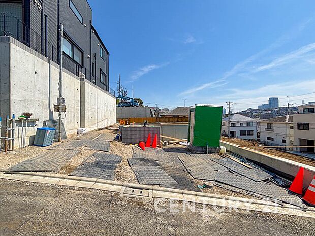 【現地外観写真】ふりそそぐ陽射しと開放的な空間形成。青空を背景に更なる美しさを醸す佇まい。