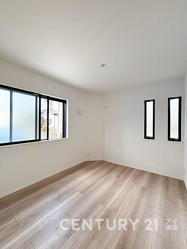 【リビング以外の居室】 2面採光で光を集めるお部屋はゆっくりと落ち着く空間です。クローゼットもございますので、収納家具を新たに揃える準備も省け、なにより居住空間を広く使えるので快適です。  