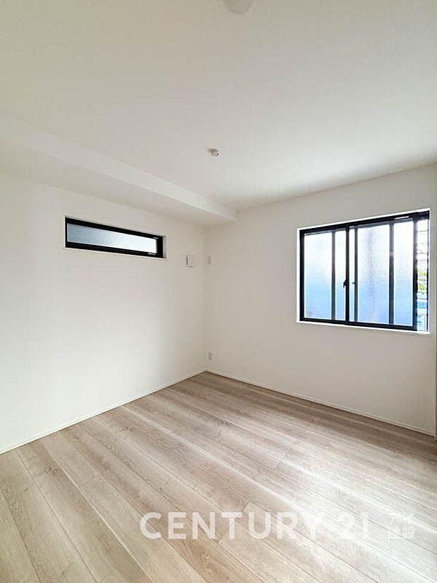 【リビング以外の居室】 2面採光で光を集めるお部屋はゆっくりと落ち着く空間です。クローゼットもございますので、収納家具を新たに揃える準備も省け、なにより居住空間を広く使えるので快適です。  