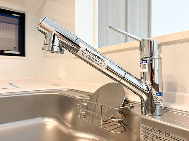 【浄水器一体型水栓】～浄水器一体型水栓～  蛇口をひねるだけできれいな水を利用できるビルトインタイプ。据え置き型と異なりシンク上には水栓しかないので、雑多になりがちなシンクまわりをすっきり使えます。