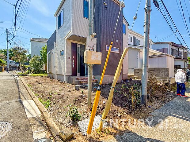 【前面道路含む現地写真】道路と高低差のない立地は生活しやすく魅力的ですね。