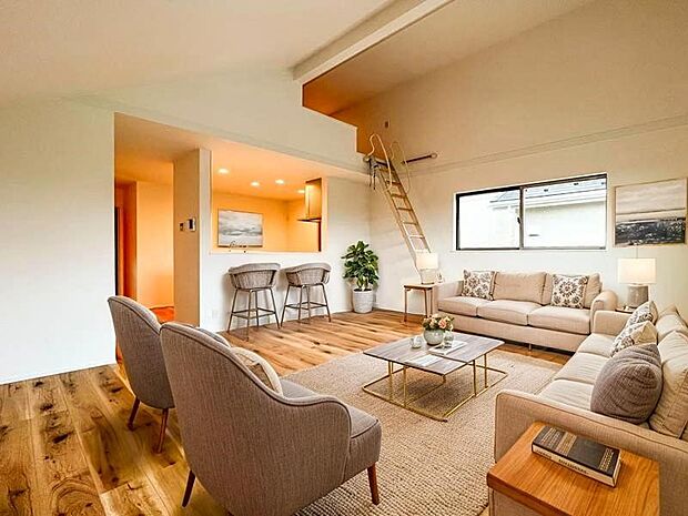 【Living Dining】【LDK・CGにて家具配置】 勾配天井、ロフト付きの開放的なLDK!調理しながらもご家族のお顔が見れるカウンターキッチン。