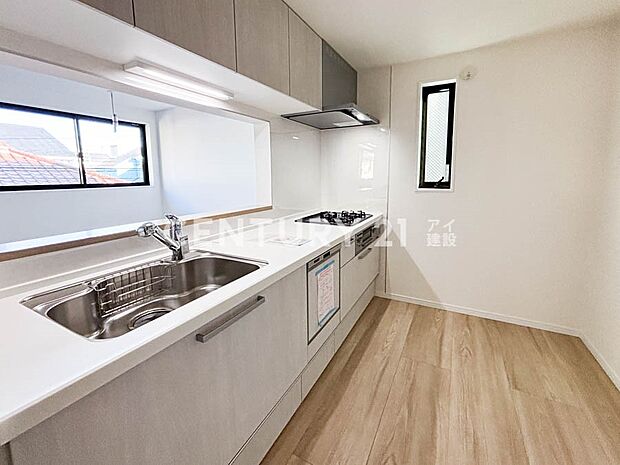 ~Kitchen~ キッチンはカウンタータイプを採用 家事をしながらリビング・ダイニングが見渡せ、窓からはたくさんの光が差し込みます。