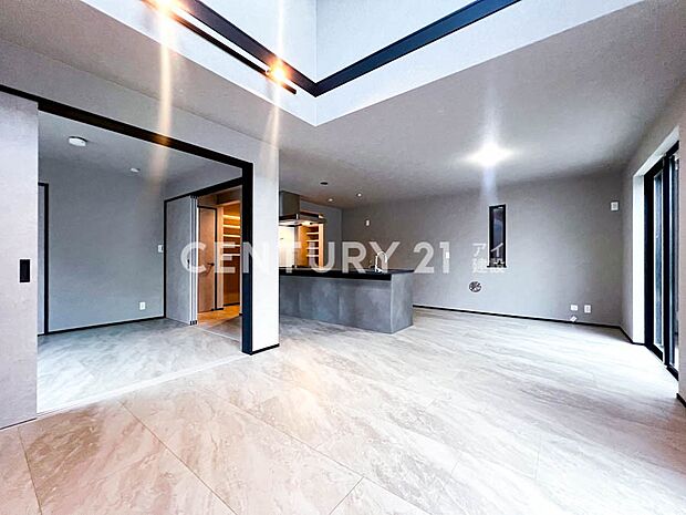 家族みんなが集まるリビング。やさしい色合いのフローリングと白いクロスの明るい空間はきっと家族の心も穏やかに癒してくれます。