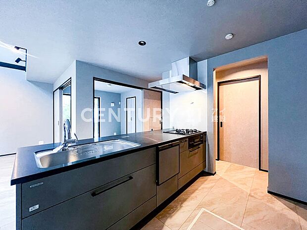 【Kitchen】  シンプルで洗練されたデザインのシステムキッチンは機能面も充実しています。