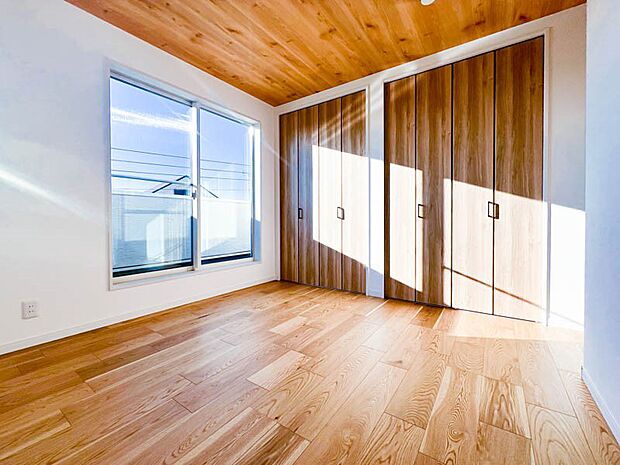【Private room】 全居室にはクローゼットを完備!普段使いのお洋服や小物はもちろん、季節物のお洋服などもしっかりと整理整頓おしまい頂けます。居室空間をより広く隅々までお使いいただけますね。