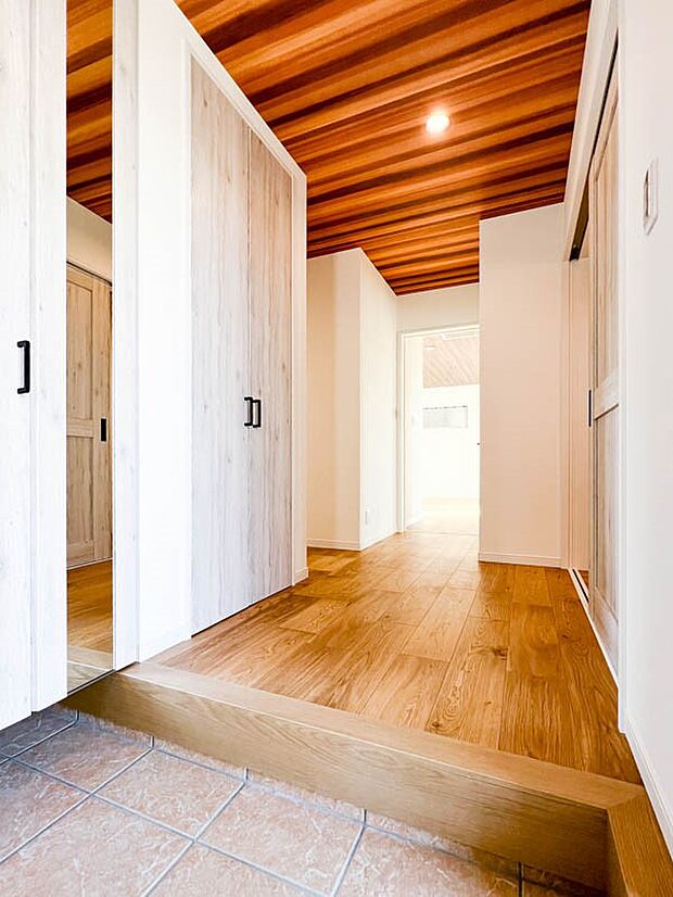 【Living room】 上質な暮らしを感じさせてくれます。毎日の暮らしの中で表情を変える場所ですが、いつもあたたかく家族を包み込んでくれる場所。