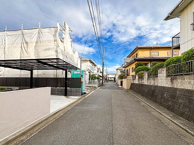 前面道路とフラットな敷地は車庫入れがしやすく生活しやすさが魅力ですね。