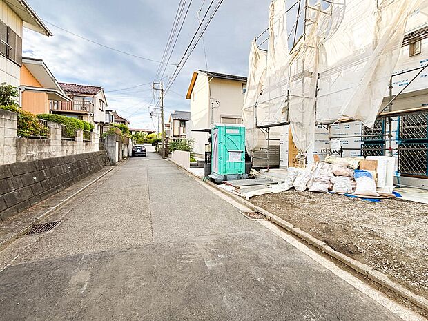 閑静な住宅地につき交通量も少なく落ち着いた印象を持ちます。