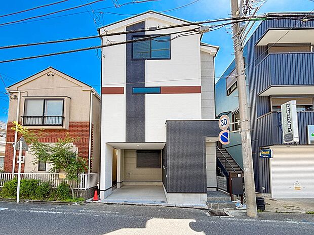 【Exterior】 この家からスタートする「新しいライフスタイル」はご家族にとって大切で貴重な時間。少しでも豊かに、そして快適に…そんな理想の暮らしを叶えてくれるお家になるはずです。
