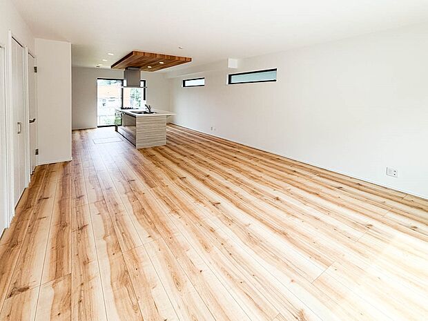 ～Living room～  家族団らんの秘訣とも言われている、リビングイン階段を採用。子供との会話やお友達が遊びに来ても、自然と挨拶を交わせるような設計です。