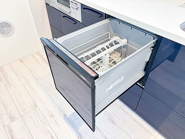 【キッチン】【Dishwasher】  食器の後片付けに便利な食器洗浄乾燥機を標準装備。ビルトインタイプなので見た目もスッキリ、特に共働き世帯のご家族には必須品です。