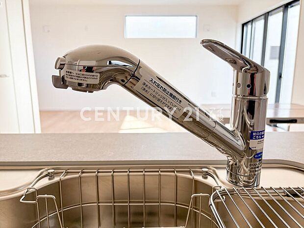 【キッチン】【Water purifier】 お米を研いだり、野菜を洗ったりするときなど用途に応じてワンタッチで浄水に切り替えが可能です。