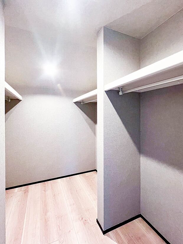 【収納】しっかりとした大きさのクローゼットを完備し、収納スペースも十分です！日ごろの整理整頓に収納はかかせません　各居室にはクローゼットが備え付けられており、居室の広さを有効に使えます。