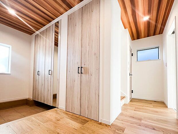 【収納】【Private room】 2面採光で光を集めるプライベートルームはゆっくりと落ち着く空間です。クローゼットもございますので、収納家具を新たに揃える準備も省け、なにより居住空間を広く使えるので快適