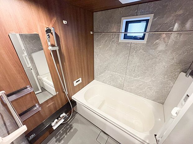 【浴室】～Bathroom～  シックなカラーは高級感があります。大きめのバスタブに浸かれば一日の疲れをゆっくりとほぐしてくれることでしょう。