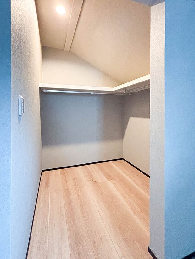 【ウォークインクローゼット】～Walk-in closet～  収納量豊富なウォークインクローゼット設置しました。衣類だけでなくたっぷり収納できるので、居住空間をより広く有効活用することができスッキリとしたお部屋になります。