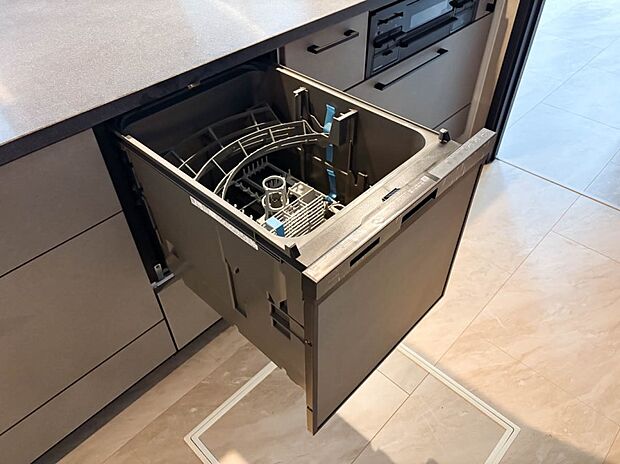 【自動食器洗浄乾燥機】あったらいいなの代表的な設備である食洗機。ビルトイン型なので、おさまりもよく、使い勝手も良好です。料理をするのは好きだけど、後片付けは苦手な方に重宝します。