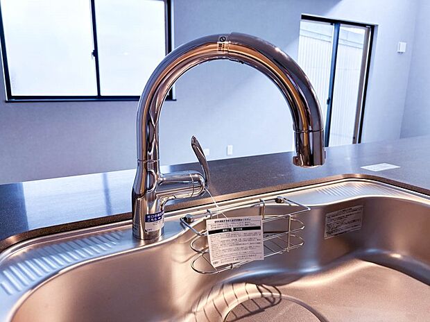【浄水器】安全でおいしいお水を毎日手軽に利用する事ができます。また残留塩素による野菜などに含まれるビタミンの破壊も抑止できますので、料理にも大活躍です。