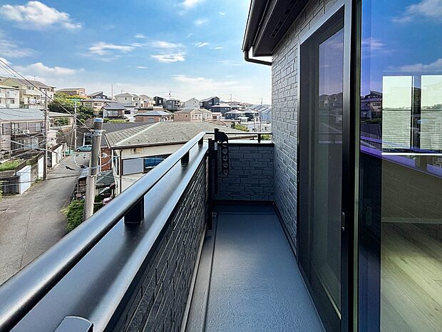 【バルコニー】【Balcony】  お部屋には心地よい風が入ります。爽やかな風を感じて、心躍る素敵な暮らしがはじまります！