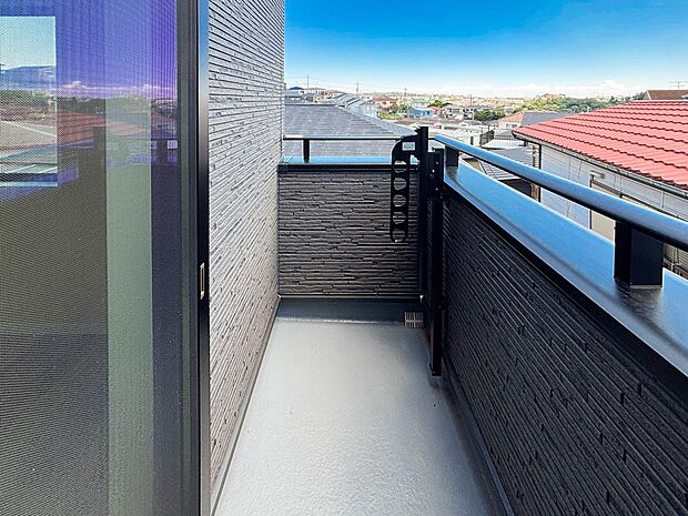 【バルコニー】～Balcony～  3面バルコニ―！風通しが良く、日中は日当たりも良好です！洗濯物やお布団をたくさん干せます。