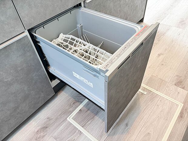 【キッチン】【Dishwasher】  パワフルな洗いで汚れを落としてくれる食洗機。家事の時短になり、ご家族との時間も増えそうですね。