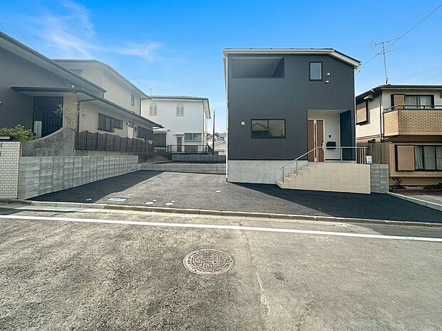 【前面道路含む現地写真】前面道路とフラットな敷地は車庫入れがしやすく生活しやすさが魅力ですね。
